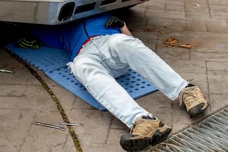 I drobná údržba vlastního auta před domem vás může dostat do problémů. Řidiči často netuší, co zakazují předpisy